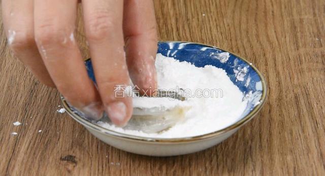 虾仁裹上淀粉。