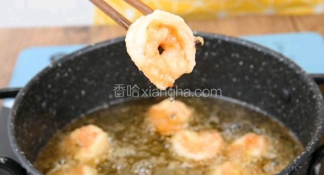 再次放入油锅炸第二次，炸至表皮酥脆捞出沥油。