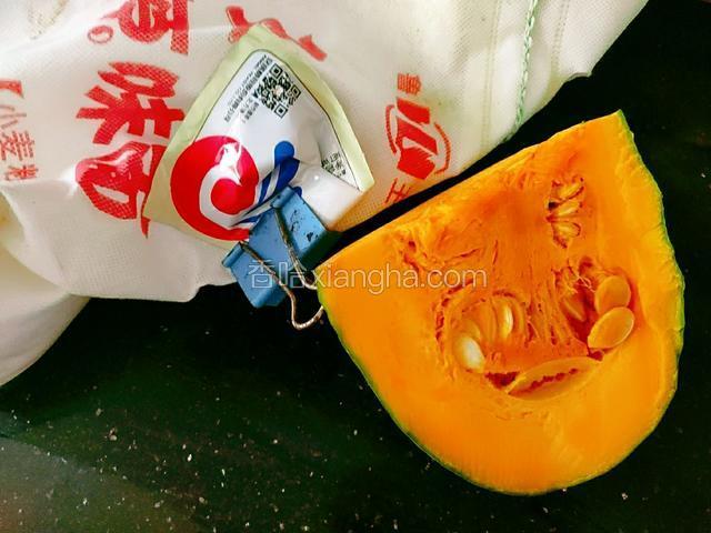 准备好食材：南瓜、小麦粉、酵母粉