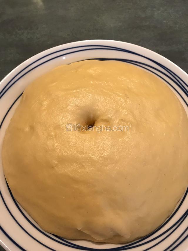 发好的面团拿出来排气，已经发的很好，盖上湿布或保鲜膜醒发15分钟，由于灯光原因，照片有点黄