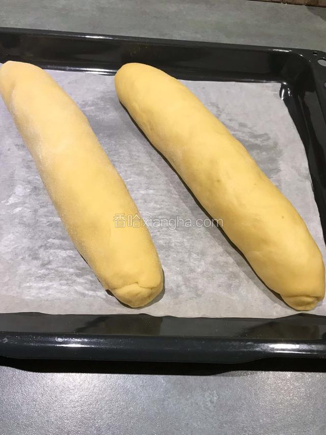 两个依次卷好放到铺好油纸的烤盘中