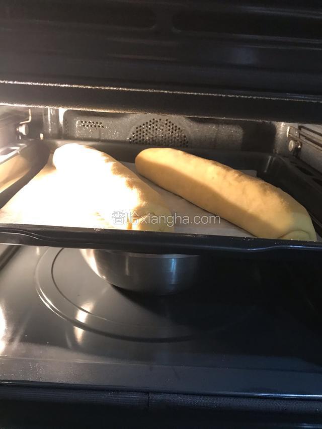 烤箱底部放一碗热水，我家烤箱没有发酵功能，水温要达到30度至38度，用手指试一下有点烫就可以，把面团送进烤箱开始发酵到两倍大，中途水温要是凉了可以在换一次水，一般一个小时就发好了