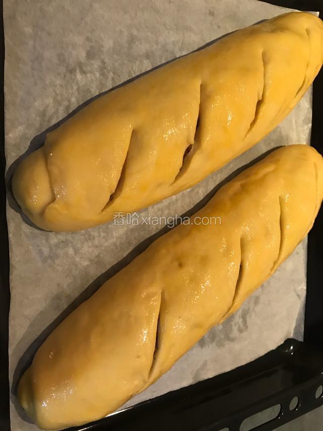 时间到了看看面团发好没有，发好了拿出来开始预热烤箱160度，这个时间割包刷蛋液，最好用锋利点的刀，割到漏出果仁，我用的是刀片，刀片提前用开水烫几分钟消毒