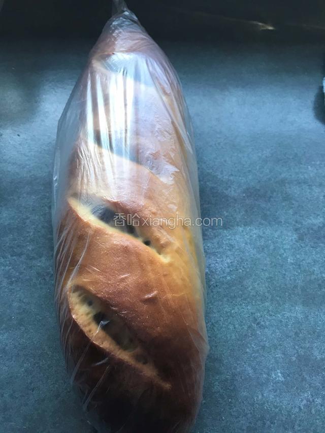 切好的面包装入保鲜盒放入冰箱冷藏，另外一个装入保鲜袋中密封好，如果一时不吃也可以放入冷冻室保存一个月