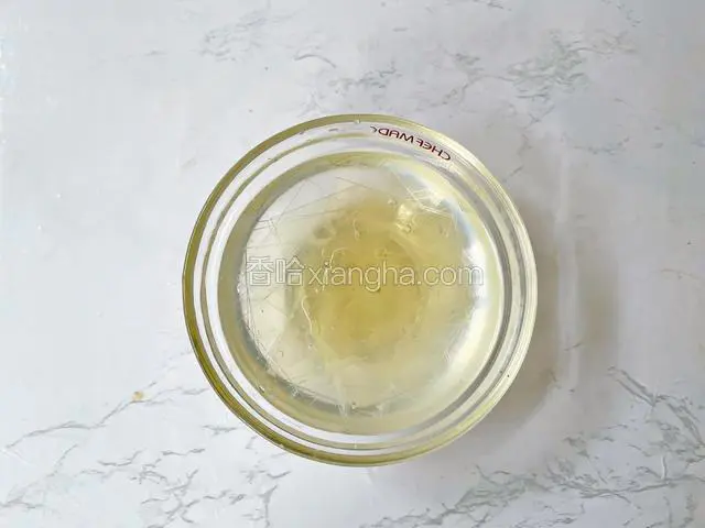 先制作奶冻：吉利丁片2片泡软