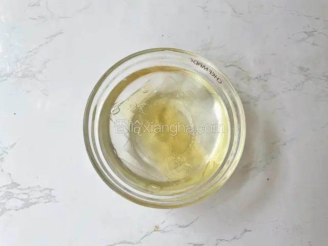 接着制作水果冻：吉利丁片2片泡软