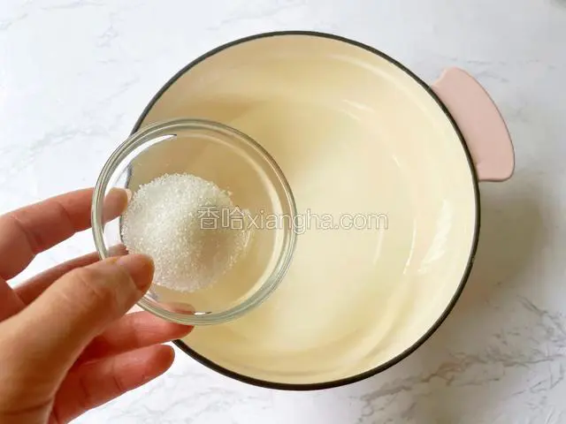 纯净水250克+白糖10克，小火煮至白糖融化