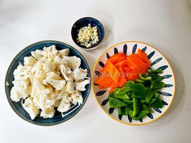 花菜掰成小朵洗净，胡萝卜切菱片，青椒切小块，蒜切末