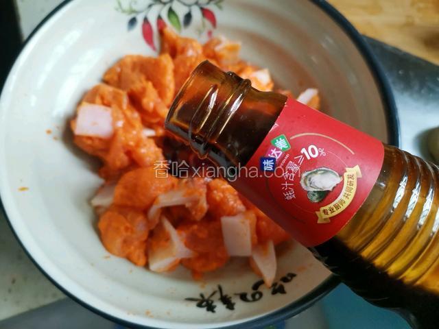 解冻之后去掉竹签加入一勺蚝油