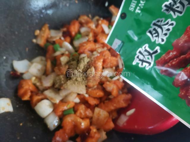 加入适量的孜然粉，翻炒均匀