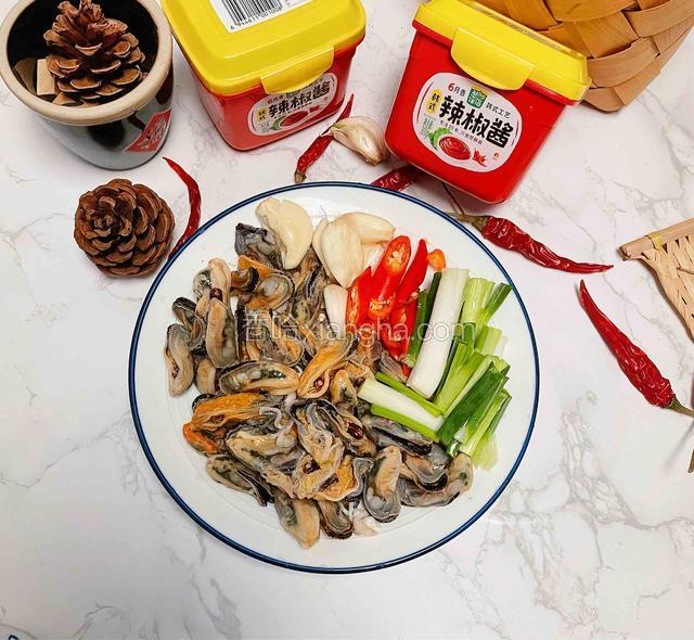 海虹肉，葱段，辣椒，蒜头，辣椒酱备好