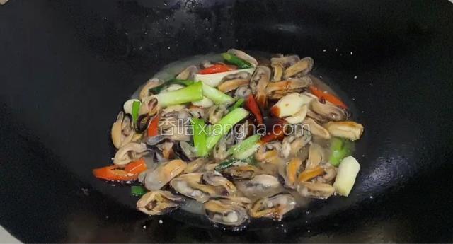 再加入蚝油，生抽，醋，盐，鸡精