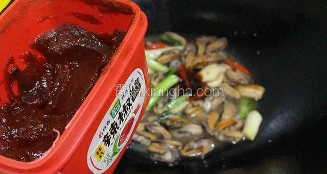 再加入一勺辣椒酱