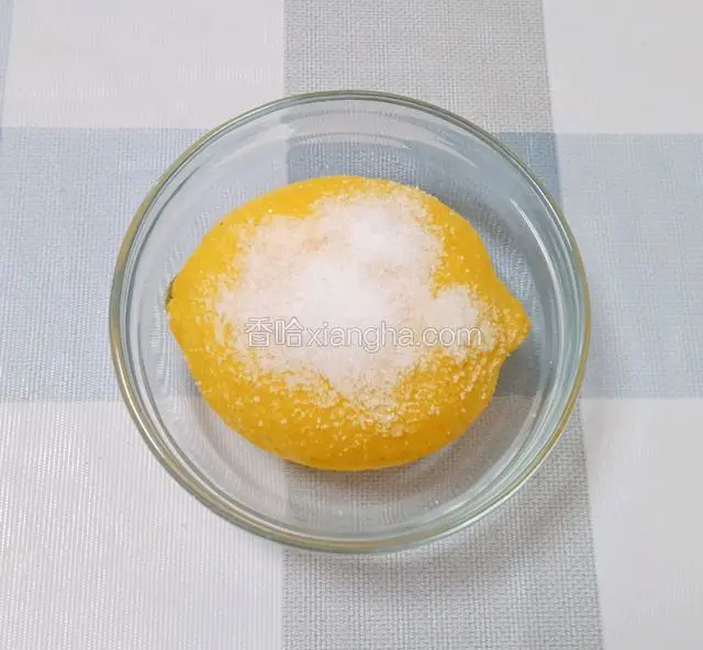 柠檬用盐搓洗表皮