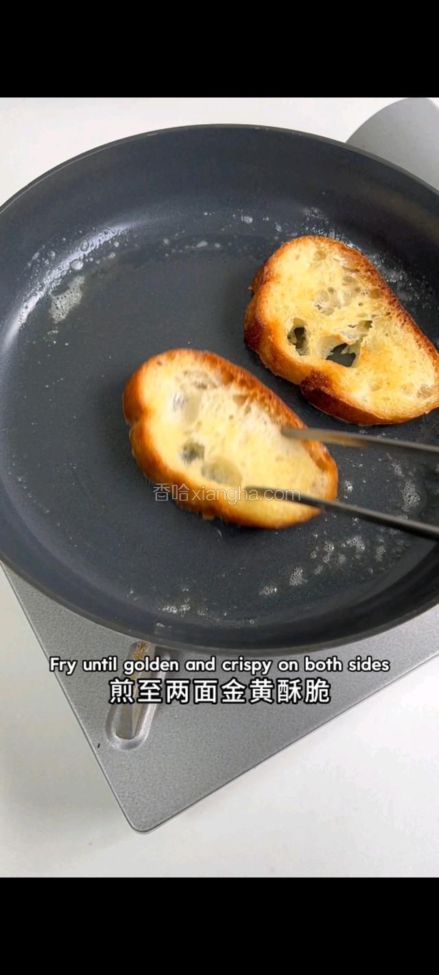 锅中放入黄油融化，法棍煎至两面金黄酥脆。