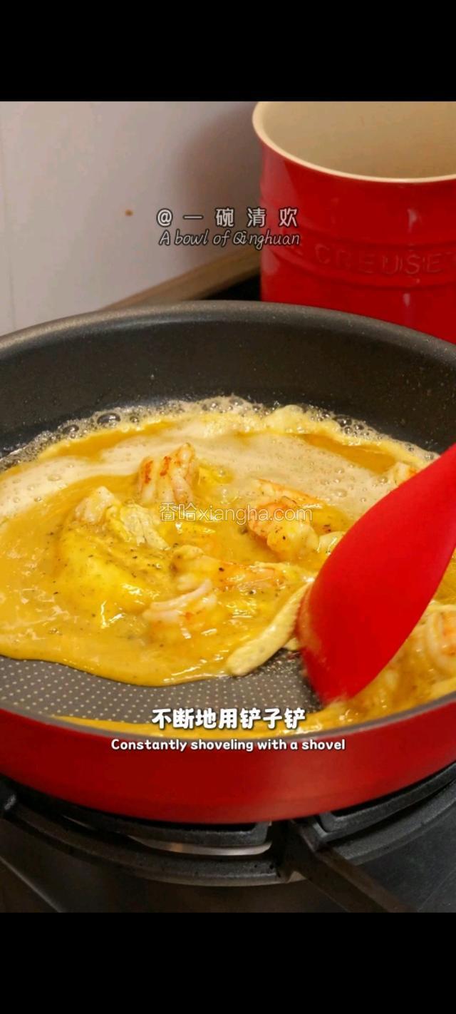 不断的用铲子铲。