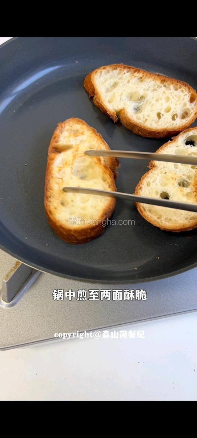 吐司锅中煎至两面酥脆。