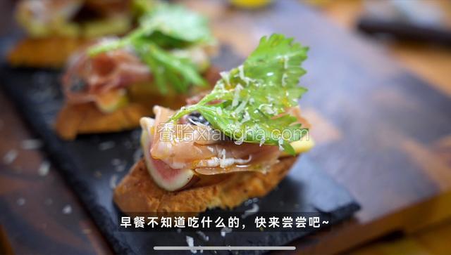 最后淋些柠檬汁、蜂蜜、黑胡椒和干酪碎就可以了