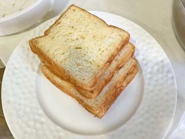 准备好的吐司片。