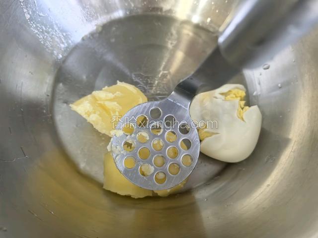 把土豆去皮后和鸡蛋压成泥。