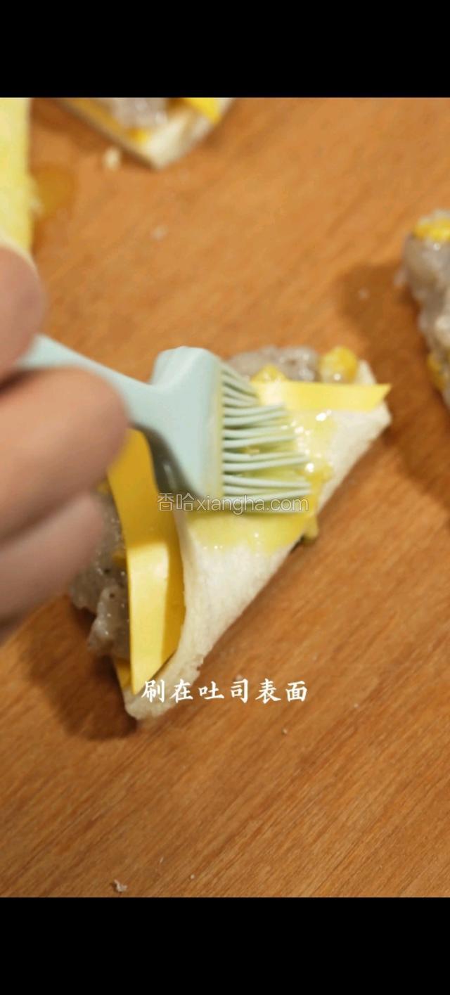 刷在吐司表面。