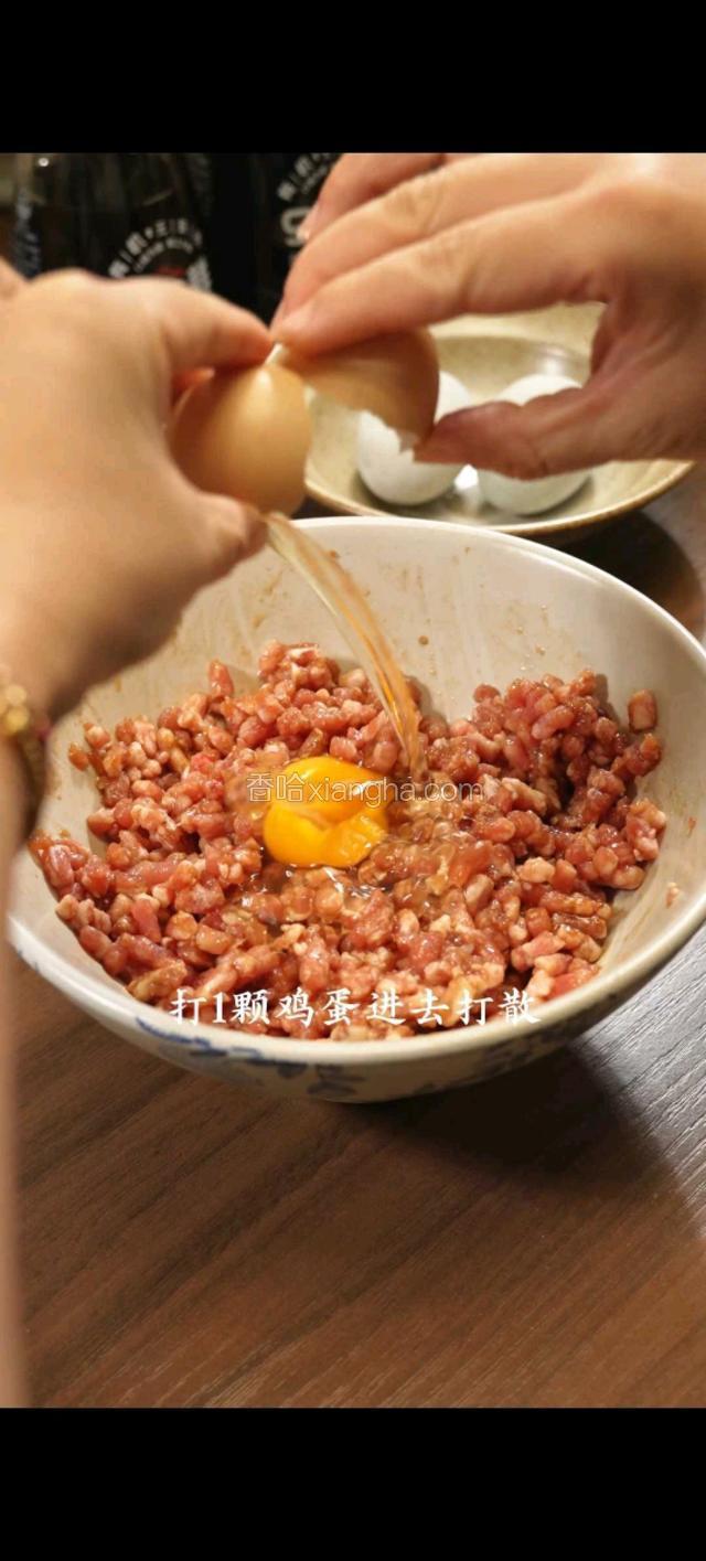 打一颗鸡蛋进去打散。皮蛋剥壳放碗里碾碎。