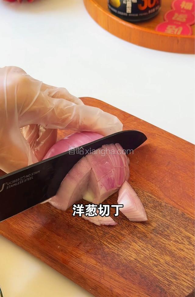 口蘑切片，洋葱切丁，培根切小块