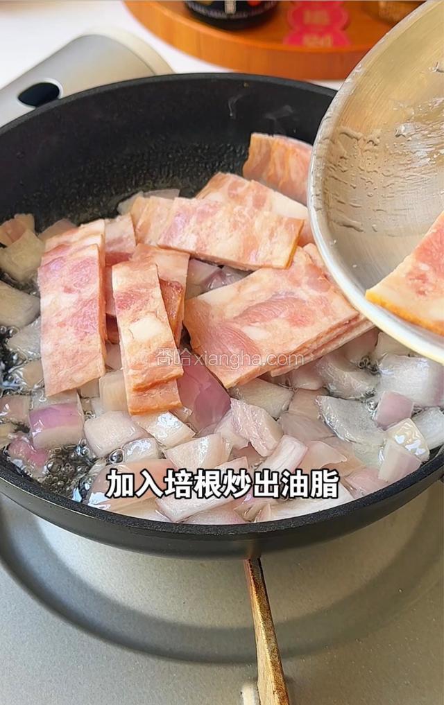 油热放入洋葱爆香，加入培根炒出油脂