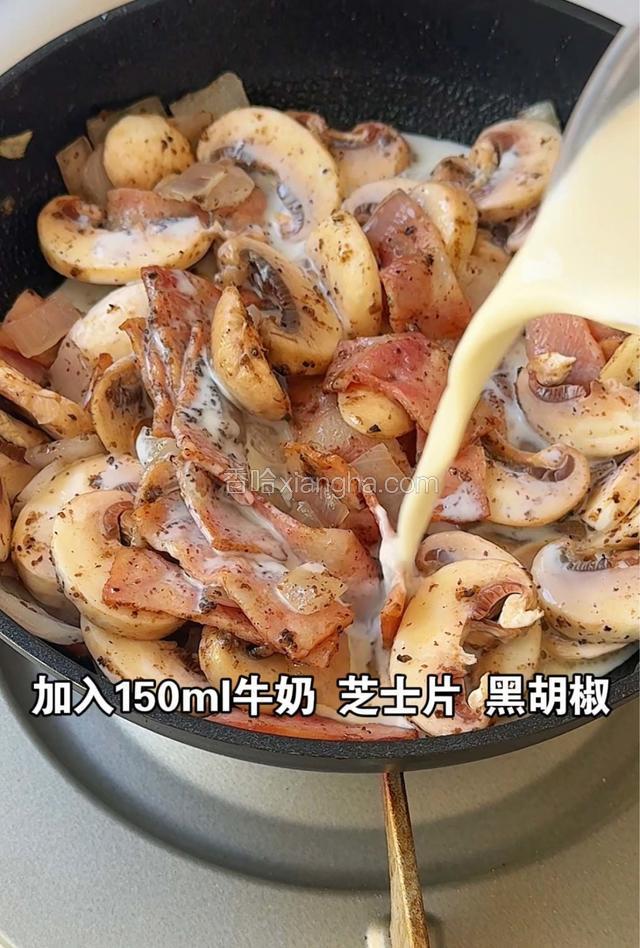 加入口蘑炒软，加入150ml牛奶，芝士片 ，黑胡椒，煮至浓稠