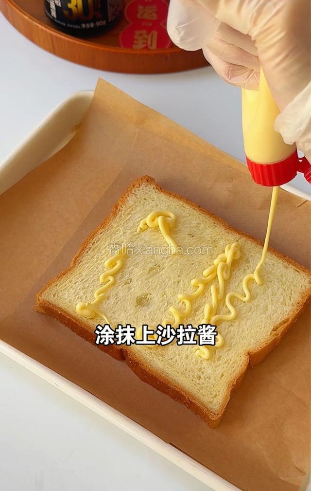 一片吐司打底，涂抹上沙拉酱
