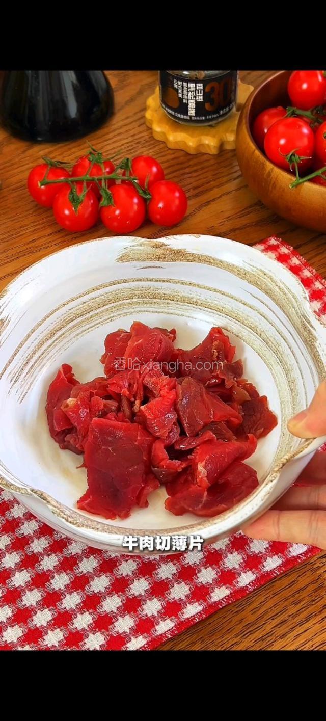 牛肉切薄片。