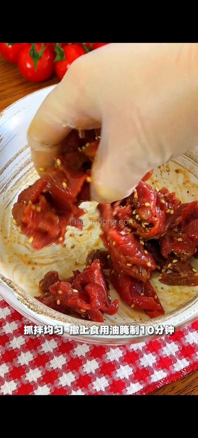 抓拌均匀，撒上食用油，腌制10分钟。
