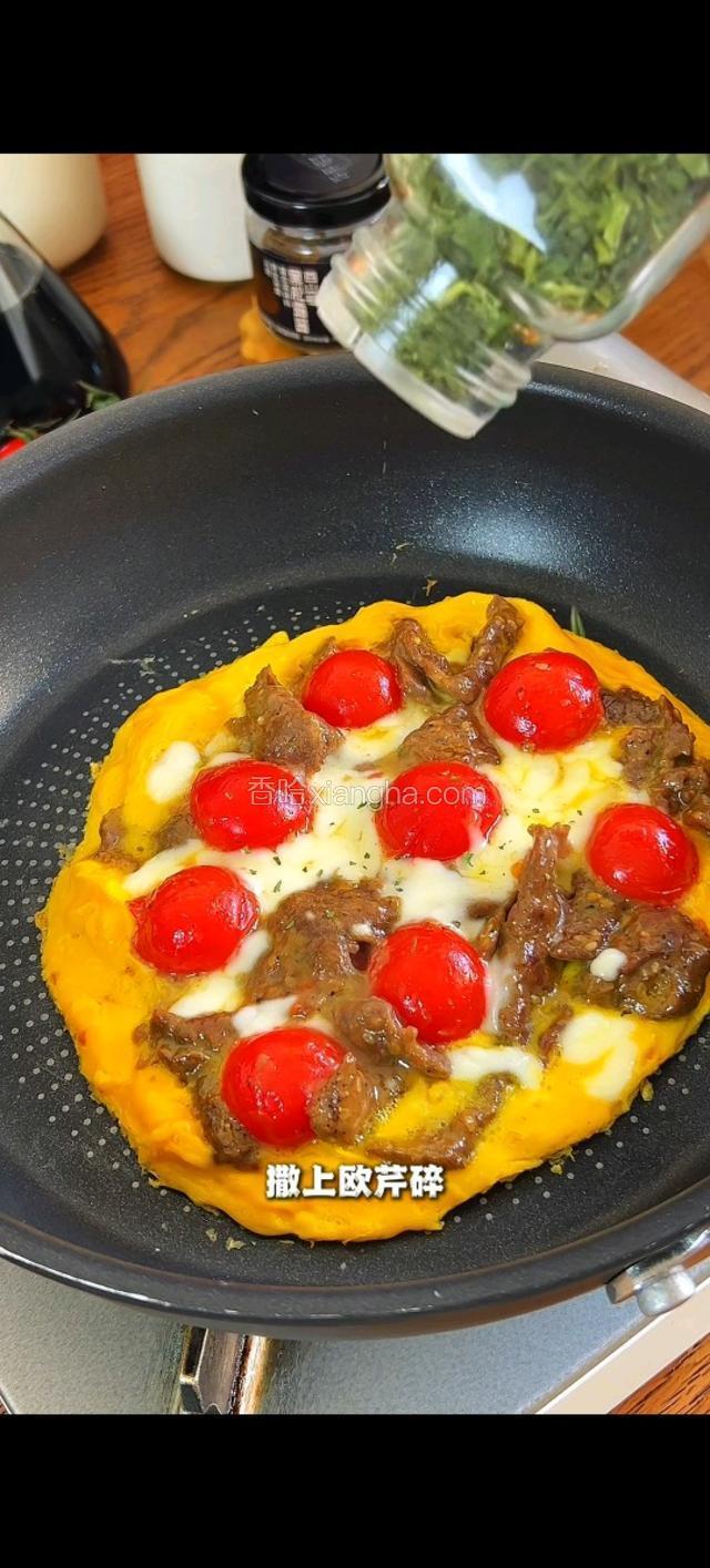 撒上欧芹碎。铺在三明治上。