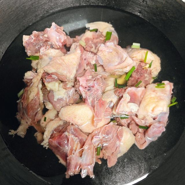 鹅块加入料酒、姜、葱，焯水去腥。