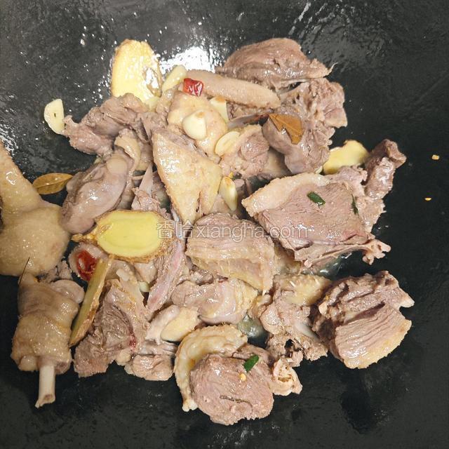 放入鹅块，翻炒均匀。