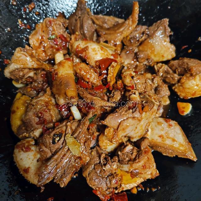 加入适量的豆瓣酱、老抽、生抽、料酒、盐、鸡精、糖。