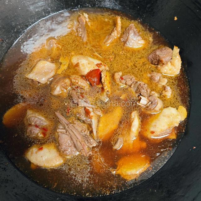 加水没过食材，大火煮，小火收汁。