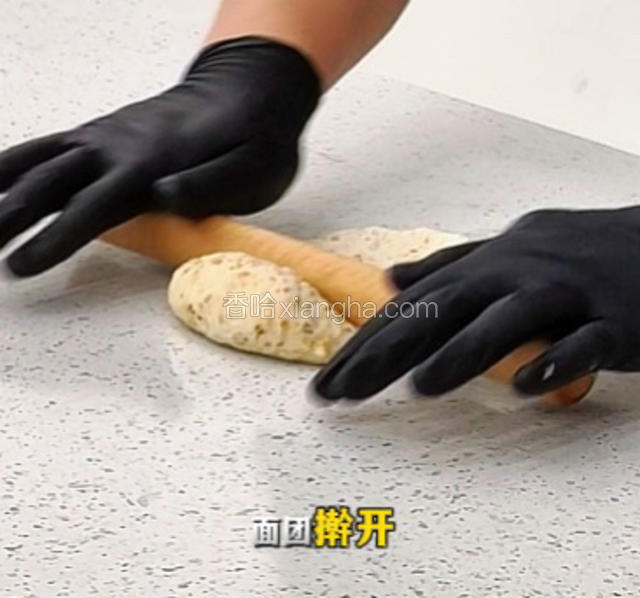 将切分的面团擀开