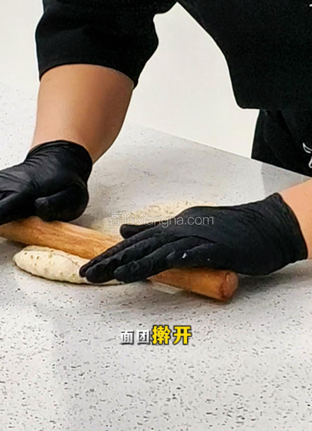 将松弛好的面团再次擀平
