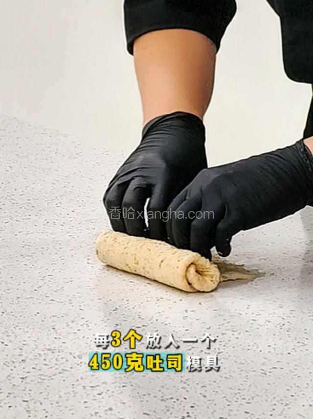 将擀平的面团卷起