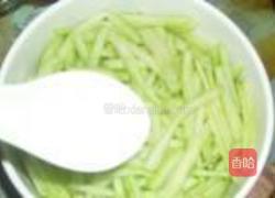 凉拌瓜皮的做法图解3