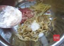 银鱼肉丝蒸藕片的做法图解2