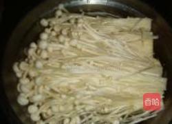 金针菇卷心菜炒鸡蛋的做法图解1