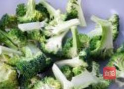 西兰花炒鱿鱼的做法图解1