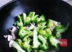西兰花炒鱿鱼的做法图解8