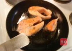 煎三文鱼配苹果酱的做法图解1