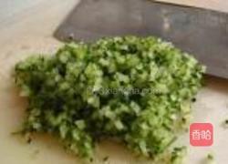 西瓜皮炒毛豆的做法图解3