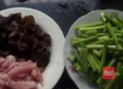 黑木耳炒蒜苗的做法图解1