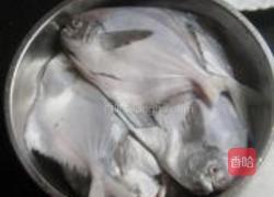 干煎鲳鱼的做法图解1