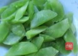 莴笋红椒山药炒肉的做法图解2